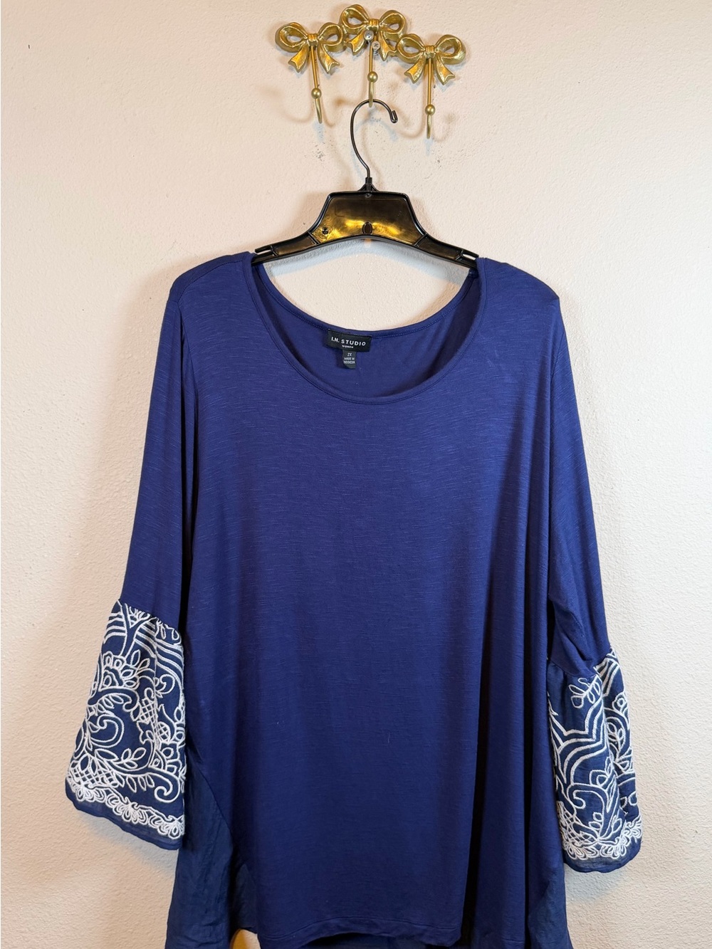 In Studio Navy Blue Embroidered-Sleeve Women’s Scoop Neck Top. Size 2X